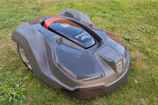 Husqvarna 450x automower (WORKS JUST NEEDS A BATTERY CHARGING STATION!)
