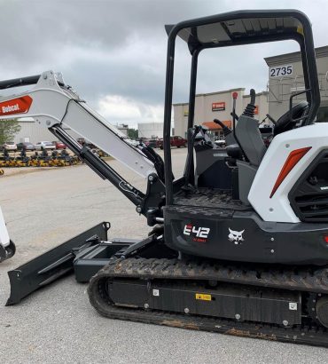 2022 BOBCAT E42R2 MINI EXCAVATOR, 708 HRS, CAB, HEAT/AC, RADIO, LONG ARM, THUMB