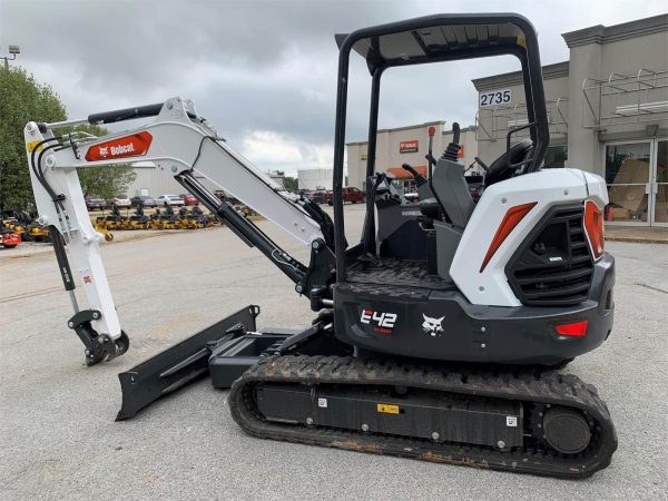2022 BOBCAT E42R2 MINI EXCAVATOR, 708 HRS, CAB, HEAT/AC, RADIO, LONG ARM, THUMB